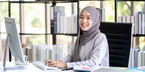 Tips Memilih Outfit Hijab Sesuai Dresscode Kantor