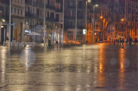 pasion por la vida  noche de lluvia en barcelona fotografia