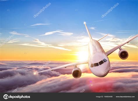 vliegtuig straalvliegtuig vliegen boven de wolken  de prachtige zonsondergang stockfoto