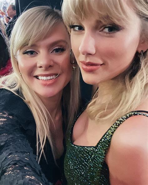 Taylor Swift Selfie With A Fan Amazing Cleavage Celeblr