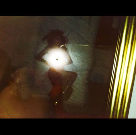 [pic] Selena Gomez’s Sexy Selfie In Bed Tempting Justin