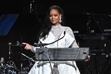 rihanna s hollywood hills home gets broken into for second