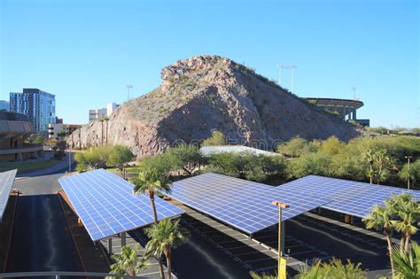 de  az zonnepanelen als daken voor een parkeerterrein redactionele foto image