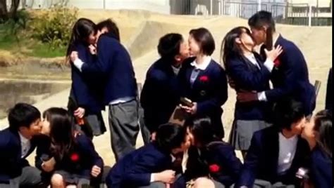 中学生男女8組が制服で集合キス【twitterで写真出回る】 video dailymotion