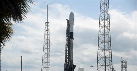 spacex plans saturday launch  florida  boost starlink satellite