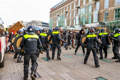 internationale aandacht voor rellen  onder meer eindhoven foto adnl