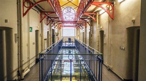 van cel  bib tot fitnesszaal zo ziet de gevangenis van ieper er langs binnen uit ieper