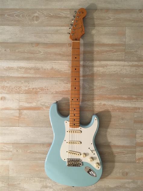 fender classic series  stratocaster  local pickup