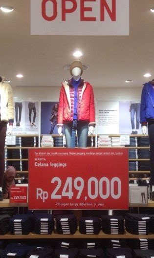 uniqlo buka toko ke 9 di pondok indah mall dan rilis koleksi tema disney