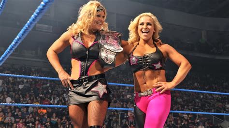 wwe in live beth phoenix and natalya vs a j and kaitlyn
