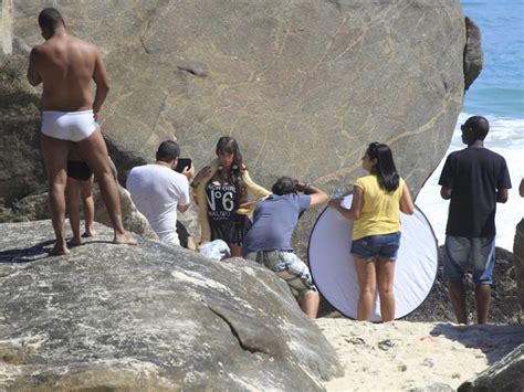 ego carol dias posa com cobra albina na praia notícias