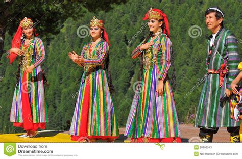 Groupe De Danse D Uzbekistan Photo Stock éditorial Image Du Alpes