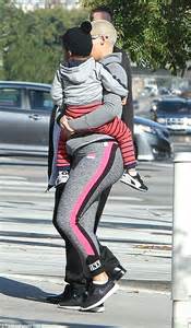 amber rose in skintight gym gear as she heads to lunch with son