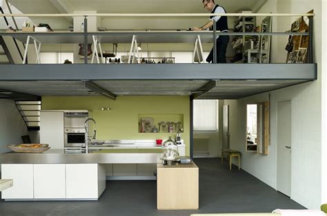 Le mansarde sono estremamente affascinanti con i loro tetti inclinati, le travi a vista e i lucernari . Nel loft con soppalco: casa & lavoro su misura - CASAfacile