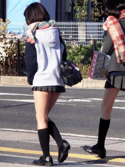 【ミニスカjk】嘘だろ！？スカートが短すぎてナチュラルにパンチラしちゃう街撮りjk画像 芸術は太ももだっ！