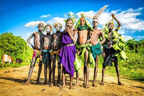 入鄉隨俗：30 歲日本女攝影師裸體上陣拍攝非洲原始部族紀實作品！