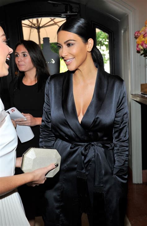 kim flashed her smile while talking with sarah kim kardashian at w it girls party pictures