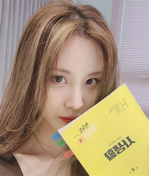 Snsd Seohyun Greets Fans Holding Her Private Life Script Wonderful