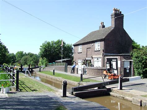 atherstone top lock coventry canal  roger kidd geograph