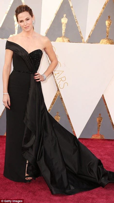 Oscars 2016 Sees Jennifer Garner Stun In A Dramatic Gown