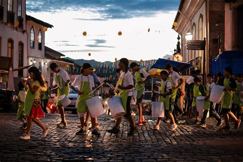 escolas de samba  eleicao da corte momesca marcam pre carnaval de ouro preto mundo dos