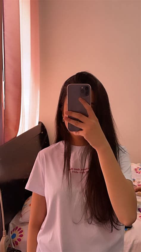 Mirror Selfie In 2021 Stylish Girl Images Stylish Girls Photos