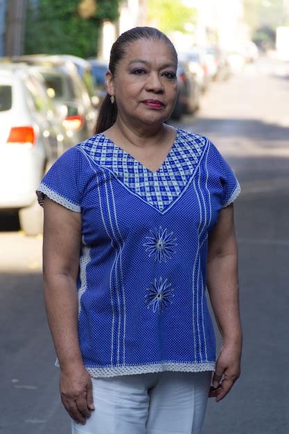Premium Photo Mature Mexican Lady Looking At The Camera