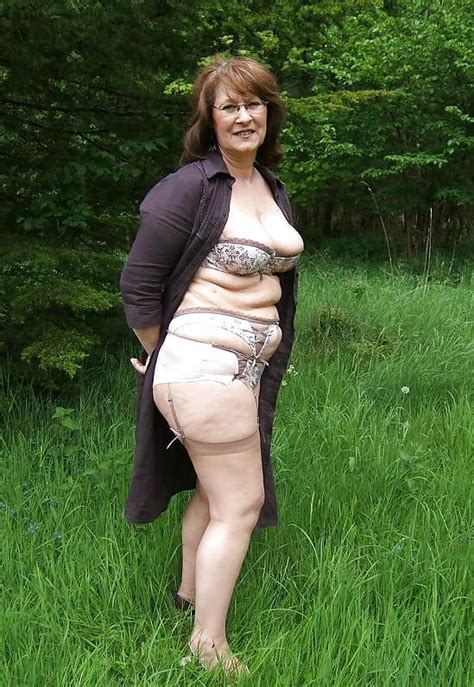 village lady kelly stripping in the woods 46 pics