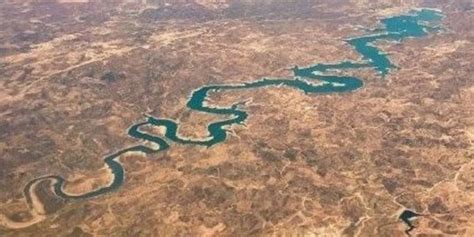 Foto Aliran Sungai Berbentuk Naga Di Portugal Bikin Geger