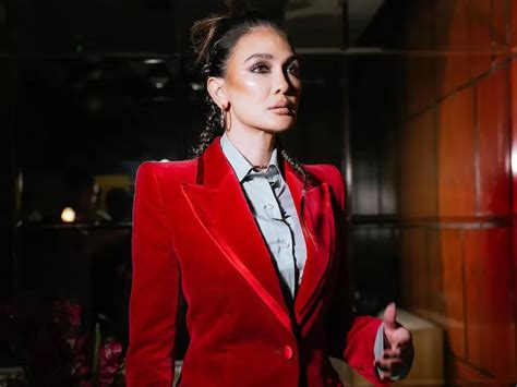 Luna Maya Pamer Penampilan Pakai Blazer Merah Netizen Malah Singgung