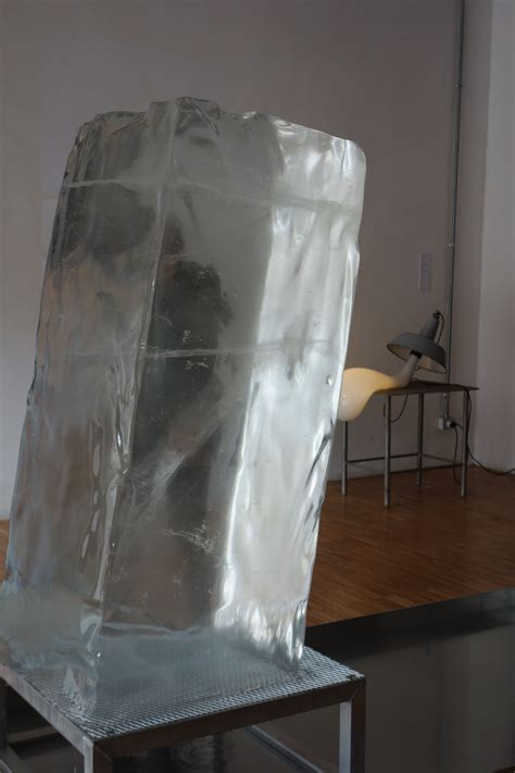 pieke bergmans smeltend ijs uit zweden op de achtergrond haar lamp photo gimmiinl glass