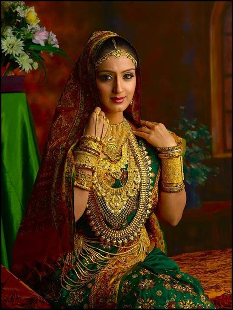Beautiful Women Wearing Heavy Gold Jewelry Indian Wedding Photography