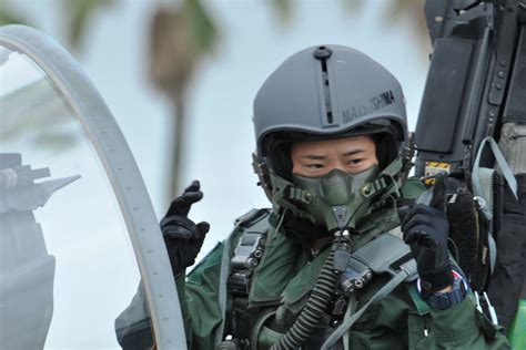 japan   female fighter pilot inspired  top gun  blog