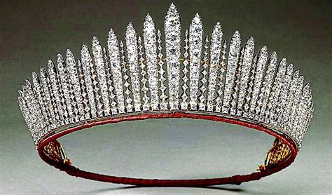 glittering history  princess beatrices diamond tiara queen  granddaughter  wear