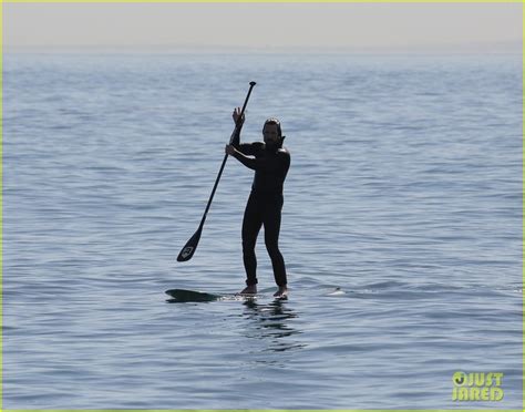 christian bale shirtless paddle boarding malibu foto von patrizio