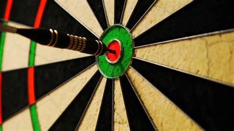 tips  throwing  aiming darts dartssitecom