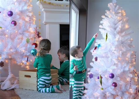 kids decorating  christmas tree  raising roberts