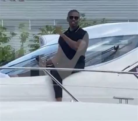 Jamie Foxx Waves To Fans From A Mega Boat In First Public Sighting