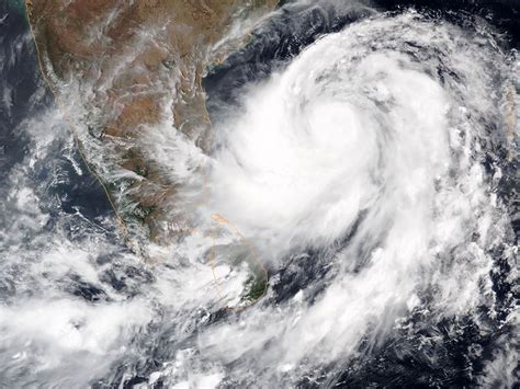 india  evacuate   cyclone nears east coast india gulf news