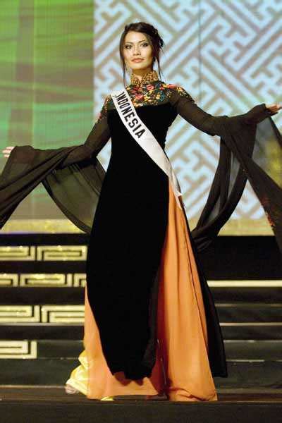 Putri Raemawasti Miss Indonesia 2008 Is Seen On Stage During The Ao