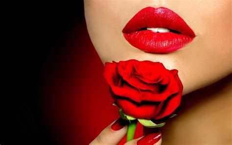 Фото Красная роза у лица девушки с красной помадой на губах