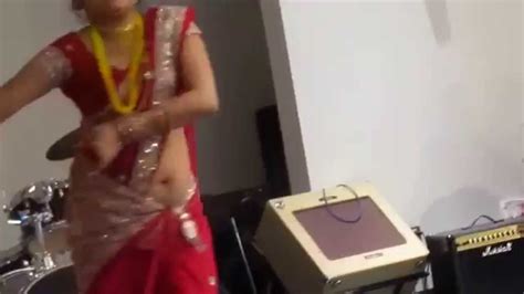 hot slutty desi aunty s navel show in dance youtube