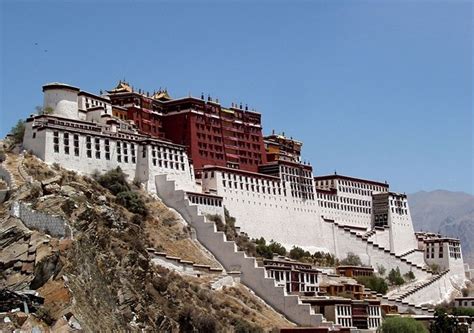 Tibetské Sídlo Dalajlamy Pod Dohledem čínských Vojáků