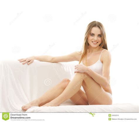 una giovane donna bionda che si siede in biancheria bianca fotografia stock immagine di