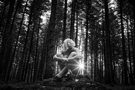 insolite À 75 ans elle pose nue au fond de la forêt les surprenants