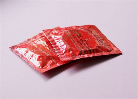 mengatasi rasa sakit  penis  memakai kondom doktersehat