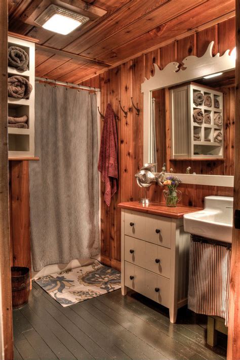 Ecco perché, in una casa antica o di campagna, l'ideale è optare per camini rustici, siano essi di design o più tradizionali. Foto di 25 Bagni Rustici per Idee di Arredo con questo Stile