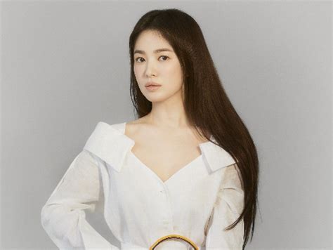 penampilan song hye kyo jadi model baru fendi cantik bak dewi