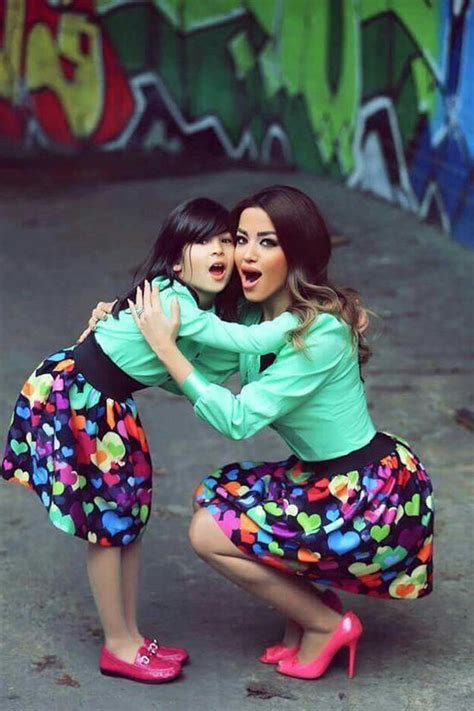 بالصور أجمل إطلالات الأمهات مع بناتهن بنفس الملابس