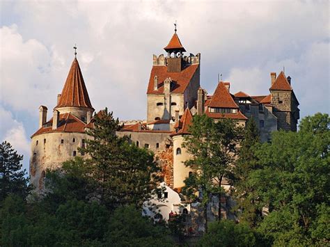 bran castle  mysterious building  attracts vampire fans